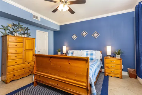 Queen bedroom, furnished, with ceiling fan and crown molding